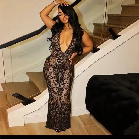 Elegant Black Lace Evening Dress - Picture 1 of 3